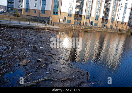 Leith, Edinburgh, Schottland, Großbritannien. 31. Oktober 2019. 65+ Menschen nahmen an den Speichern unsere Ufer Leith öffentliche Sitzung am 30. Oktober 2019 anwesend waren auch Ben Macpherson MSP, Stadträte Adam McVey + Gordon Munro und Her Ports' Alasdair Sibbald, SEPA nicht zugegen war, der Hauptzweck der Konferenz war die Reinigung von Müll und Detritus vom Wasser des Leith Becken am Ufer zu diskutieren und versuchen, Updates über die langfristige Planung und Management von Flusseinzugsgebieten. Der Fingal ein Luxus schwimmende Schiff ist im Hafen ein Steine aus dem Schutt in das Wasser werfen. Stockfoto