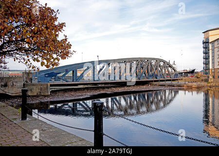 Leith, Edinburgh, Schottland, Großbritannien. 31. Oktober 2019. 65+ Menschen nahmen an den Speichern unsere Ufer Leith öffentliche Sitzung am 30. Oktober 2019 anwesend waren auch Ben Macpherson MSP, Stadträte Adam McVey + Gordon Munro und Her Ports' Alasdair Sibbald, SEPA nicht zugegen war, der Hauptzweck der Konferenz war die Reinigung von Müll und Detritus vom Wasser des Leith Becken am Ufer zu diskutieren und versuchen, Updates über die langfristige Planung und Management von Flusseinzugsgebieten. Der Fingal ein Luxus schwimmende Schiff ist im Hafen ein Steine aus dem Schutt in das Wasser werfen. Stockfoto