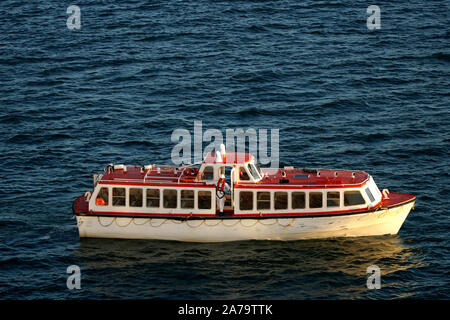 Ein Kreuzfahrtschiff Ausschreibung der Rückkehr zum Schiff mit einem männlichen Mitglied der Besatzung an Deck Stockfoto