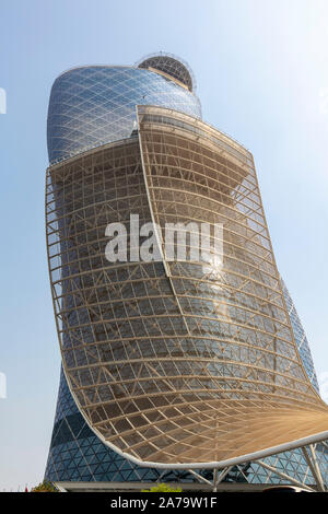 Capital Gate, auch als der Schiefe Turm von Abu Dhabi, ein Wolkenkratzer in Abu Dhabi, Vereinigte Arabische Emirate bekannt Stockfoto