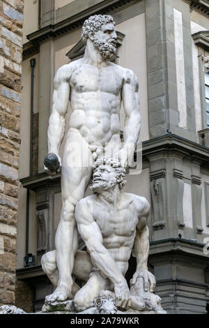 Florenz, Toskana/Italien - 19. Oktober: Herkules und Cacus Statue von Baccio Bandinelli in der Piazza della Signoria in Florenz am 19. Oktober 2019 Stockfoto