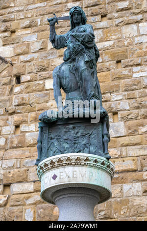 Florenz, Toskana/Italien - 19. Oktober: Statue von Judith und Holofernes von Donatello in Piazza della Signoria vor dem Palazzo Vecchio in Florenz am 19. Oktober 2019 Stockfoto