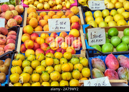 Bunte Variation der Früchte für den Verkauf auf dem Markt Stockfoto