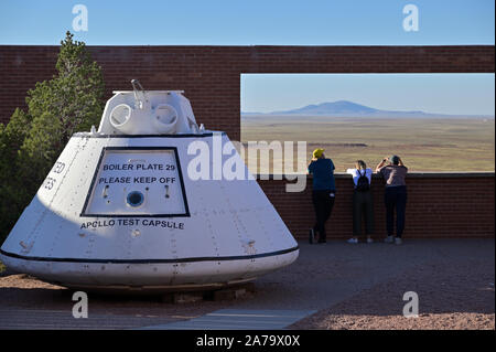 Touristen genießen die herrliche Aussicht vom Meteor Krater auf den Humphreys Peak und San Francisco Peaks nördlich von Flagstaff, in der Nähe von Diablo Canyon AZ Stockfoto