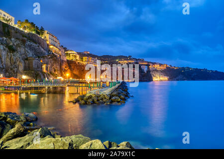 Sorrento an der Italienischen Amalfiküste in der Nacht Stockfoto