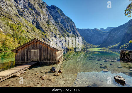 Den Obersee in den Bayerischen Alpen mit einem hölzernen Bootshaus Stockfoto