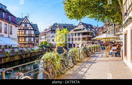 Am späten Nachmittag Sonne auf dem Benjamin Zix Quadrat in der Petite France Viertels in Straßburg, Frankreich, entlang des Kanals mit Fachwerkhäusern gesäumt Stockfoto