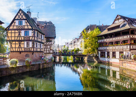 Der Pont du Faisan im Viertel Petite France in Straßburg, Frankreich, über den Kanal der Ill mit typischen Fachwerkhäusern gesäumt. Stockfoto