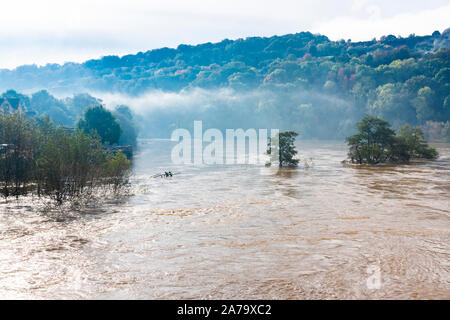 Die Schlammigen, sandiges Wasser des Flusses Wye in der Flut am 28.10.2019 bei Kerne Brücke, Herefordshire UK - Die überschwemmung wurde durch starken Regen in Wales verursacht. Stockfoto