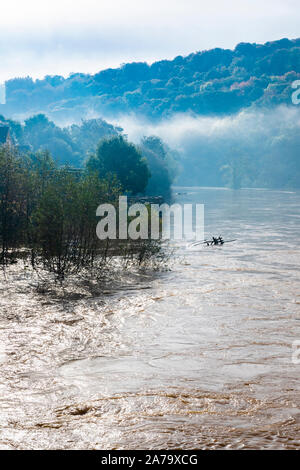 Die Schlammigen, sandiges Wasser des Flusses Wye in der Flut am 28.10.2019 bei Kerne Brücke, Herefordshire UK - Die überschwemmung wurde durch starken Regen in Wales verursacht. Stockfoto