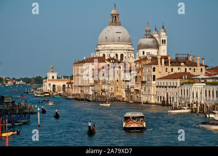 Blick auf den Canal Grande in Venedig, Italien, von der Accademia Brücke: Basilica di Santa Maria della Salute Stockfoto