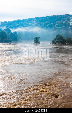 Die Schlammigen, sandiges Wasser des Flusses Wye in der Flut am 28.10.2019 bei Kerne Brücke, Herefordshire UK - Die überschwemmung wurde durch starken Regen in Wales verursacht. Stockfoto