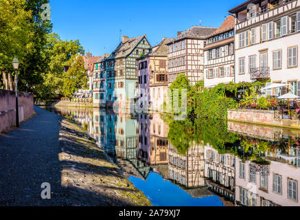 Die Fachwerkhäuser in der Stille Wasser des Kanals der Ill in der Petite France Viertels in Straßburg, Frankreich. Stockfoto
