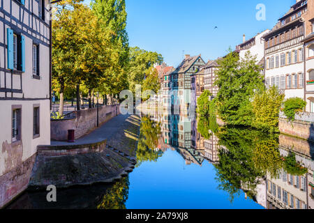 Der Ill Kanal taucht der Petite France Viertels in Straßburg, Frankreich, gesäumt mit Fachwerkhäusern im Wasser widerspiegelt. Stockfoto