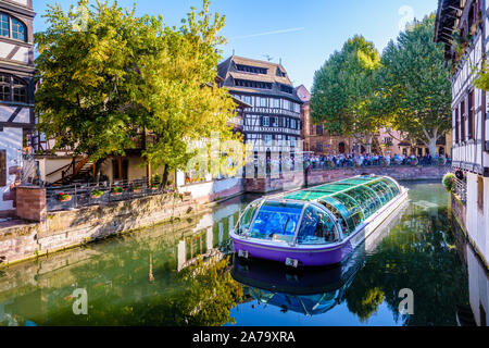 Eine tour Boot Kreuzfahrt auf dem Fluss Ill Kanal in der Petite France Viertels in Straßburg, Frankreich, ein mittelalterliches Viertel mit typischen Fachwerkhäusern. Stockfoto