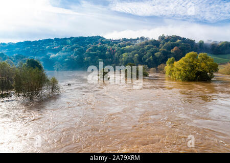 Die Schlammigen, sandiges Wasser des Flusses Wye in der Flut am 28.10.2019 bei Kerne Brücke, Herefordshire UK - Die überschwemmung wurde durch starken Regen in Wales verursacht. Stockfoto