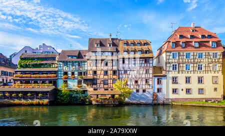 Panoramablick auf die Vorderansicht des Fachwerkhäusern entlang der Ill in der Petite France Viertels in Straßburg, Frankreich, an einem sonnigen Morgen. Stockfoto