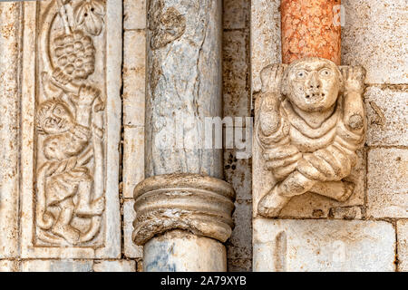 Italia Marche Osimo Kathedrale San Leopardo Portico particolari | Italien Marche Osimo Kathedrale von San Leopardo Veranda details Stockfoto