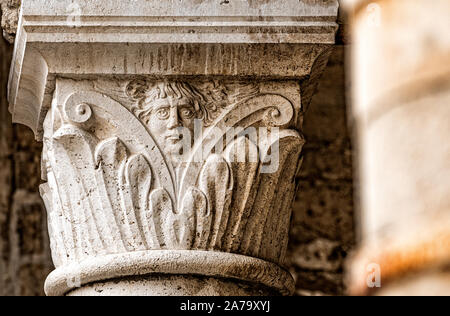 Italia Marche Osimo Kathedrale San Leopardo Portico particolari | Italien Marche Osimo Kathedrale von San Leopardo Veranda details Stockfoto