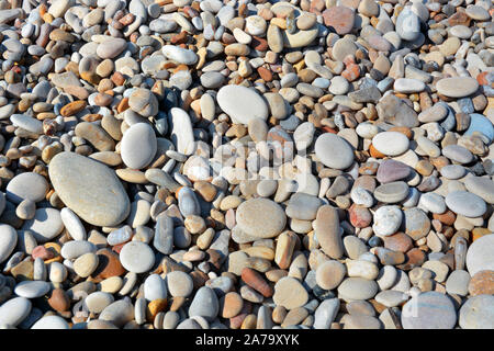 Hintergrund der marine Kieselsteinen von Meer Wasser geglättet. Stockfoto