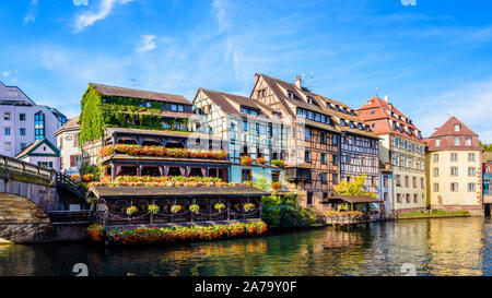 Panoramablick auf die typische Fachwerkhäuser mit pastellfarbenen Fassaden entlang der Ill in der Petite France Viertels in Straßburg, Frankreich. Stockfoto