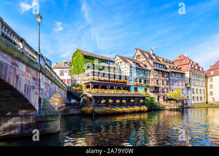 Die Saint-Martin Brücke und Fachwerkhäuser mit pastellfarbenen Fassaden entlang der Ill in der Petite France Viertels in Straßburg, Frankreich. Stockfoto