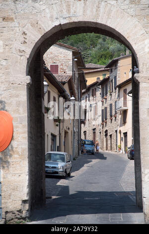 Porta Nerina o Fratta in Mauern der historischen Zentrum von Todi, Umbrien, Italien. 22. August 2019 © wojciech Strozyk/Alamy Stock Foto Stockfoto