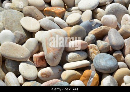 Hintergrund der marine Kieselsteinen von Meer Wasser geglättet. Stockfoto