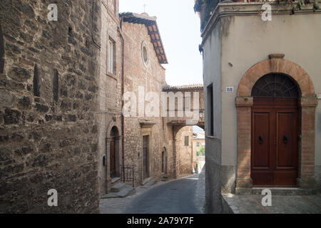 Mittelwand römischen Mauern des historischen Zentrum von Todi, Umbrien, Italien. 22. August 2019 © wojciech Strozyk/Alamy Stock Foto Stockfoto