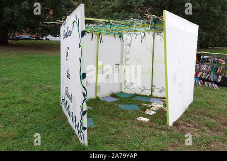 Sukka, oder Sukkot, temporäre Hütte, auf der Anzeige für die jüdischen Feiertags von Sukkot. Stockfoto