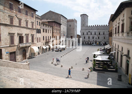 Lombard-Gothic Palazzo del Capitano (Captain's Palace), der Palazzo dei Priori (Prioren Palast) und Palazzo del Popolo (Palast) in historischen Zentr Stockfoto