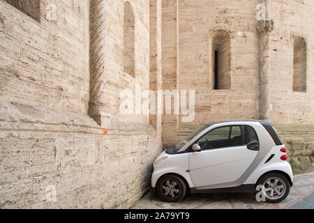 Romanische gotische Concattedrale della Santissima Annunziata (die Kirche der Verkündigung der Jungfrau Maria) im historischen Zentrum von Todi, Umbrien, Italien. Aug. Stockfoto