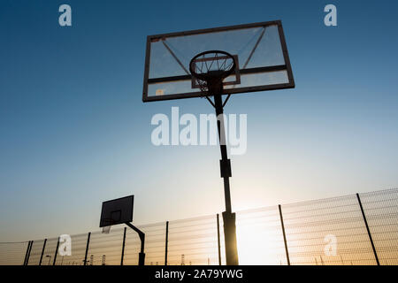 Basketball Court, Hoop bei Sonnenaufgang. Stockfoto