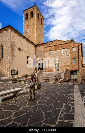 Italia Marche Osimo Piazza Duomo Kathedrale San Leopardo e Battistero | Italien Marken Ancona Dom St. Leopardo und Baptisterium Stockfoto