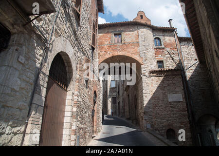 Porta Aurea (Golden Gate) in der Mitte der Wand römischen Mauern des historischen Zentrum von Todi, Umbrien, Italien. 22. August 2019 © wojciech Strozyk/Alamy Stockfoto