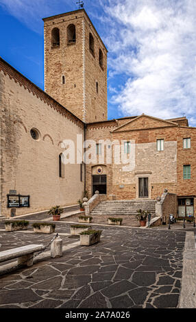 Italia Marche Osimo Piazza Duomo Kathedrale San Leopardo e Battistero | Italien Marken Ancona Dom St. Leopardo und Baptisterium Stockfoto