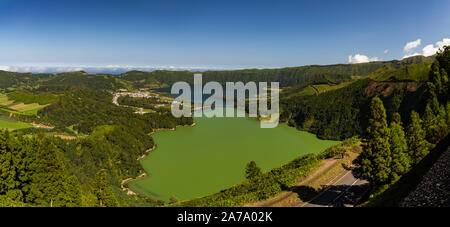 Ein Panorama Bild der sieben Städte See (Lagoa das Sete Cidades). Stockfoto