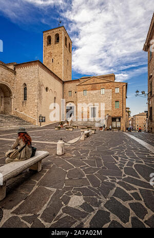 Italia Marche Osimo Piazza Duomo Kathedrale San Leopardo e Battistero | Italien Marken Ancona Dom St. Leopardo und Baptisterium Stockfoto