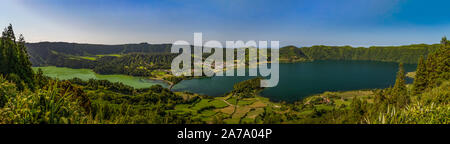 Ein Panorama Bild der sieben Städte See (Lagoa das Sete Cidades). Stockfoto