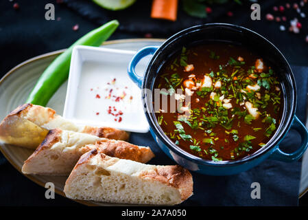 Traditionelle türkische Suppe aus Rumänien mit frischem Gemüse, Wischcreme, Gewürzen und hausgemachtem Brot Stockfoto