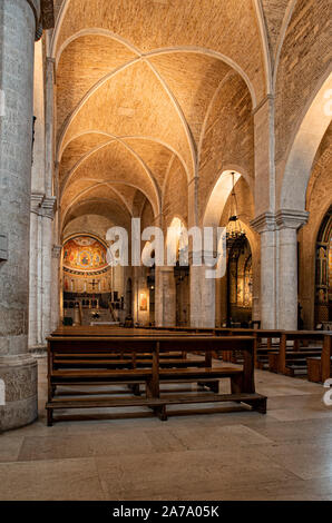 Italia Marche Osimo Kathedrale San Leopardo navata Centrale | Italien Marche Osimo Kathedrale San Leopardo Mittelschiff Stockfoto