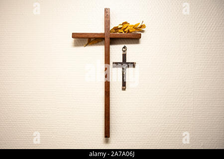 Holzkreuz an der Wand hängen mit Jesus im Wohnzimmer, religiösen und spirituellen Konzept Stockfoto