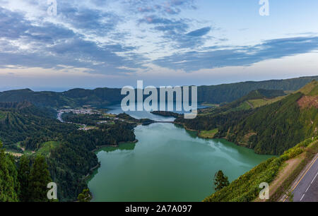 Ein Panorama Bild der sieben Städte See (Lagoa das Sete Cidades) bei Sonnenuntergang. Stockfoto