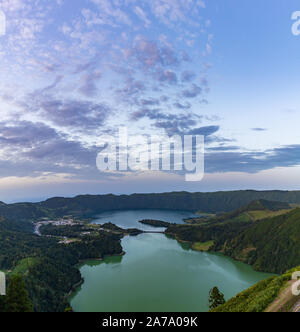 Ein Panorama Bild der sieben Städte See (Lagoa das Sete Cidades) bei Sonnenuntergang. Stockfoto