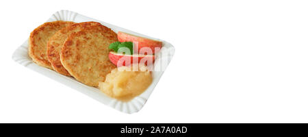 Kartoffelpuffer mit Apfelmus auf weißem Hintergrund Stockfoto