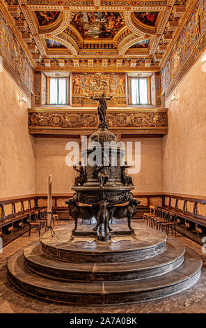 Italia Marche Osimo Battistero San Giovanni Battista Fonte Dei fratelli Iacometti Battesimale opera di Recanati | Italien Marche Osimo Baptisterium San Giovanni Battista Quelle Taufe Werk der Brüder Iacometti von Recanati Stockfoto