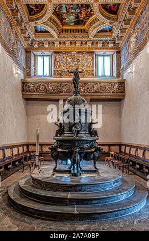 Italia Marche Osimo Battistero San Giovanni Battista Fonte Dei fratelli Iacometti Battesimale opera di Recanati | Italien Marche Osimo Baptisterium San Giovanni Battista Quelle Taufe Werk der Brüder Iacometti von Recanati Stockfoto