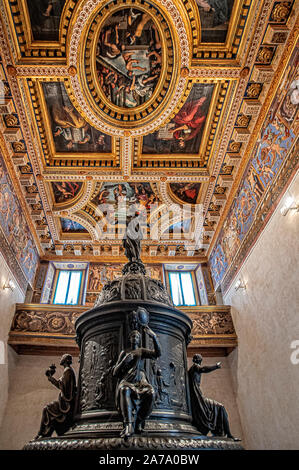 Italia Marche Osimo Battistero San Giovanni Battista Fonte Dei fratelli Iacometti Battesimale opera di Recanati | Italien Marche Osimo Baptisterium San Giovanni Battista Quelle Taufe Werk der Brüder Iacometti von Recanati Stockfoto