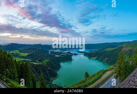 Ein Panorama Bild der sieben Städte See (Lagoa das Sete Cidades) bei Sonnenuntergang. Stockfoto