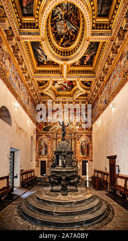 Italia Marche Osimo Battistero San Giovanni Battista Fonte Dei fratelli Iacometti Battesimale opera di Recanati | Italien Marche Osimo Baptisterium San Giovanni Battista Quelle Taufe Werk der Brüder Iacometti von Recanati Stockfoto